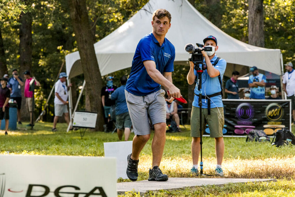 Kevin Jones playing a disc golf tournament for prize money